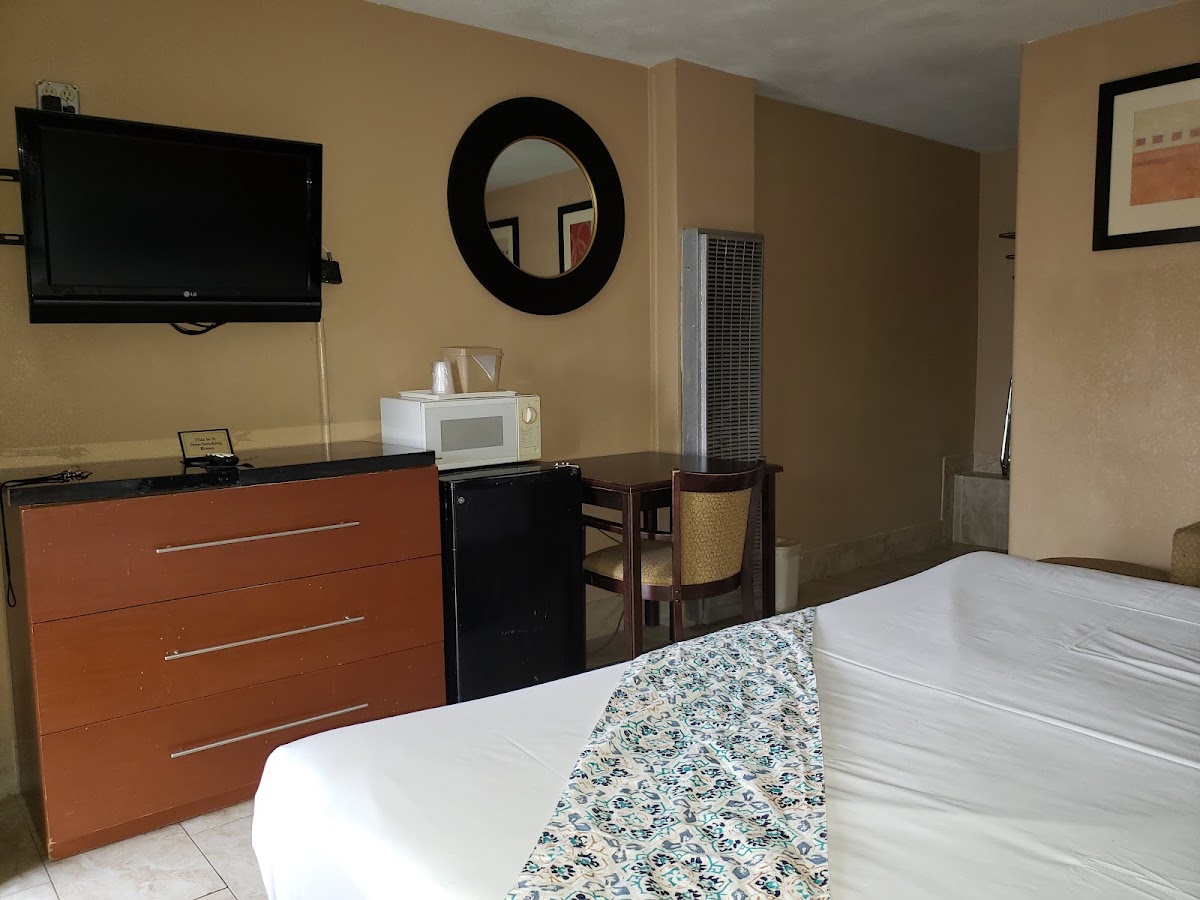 Pinecrest Inn & Suites
