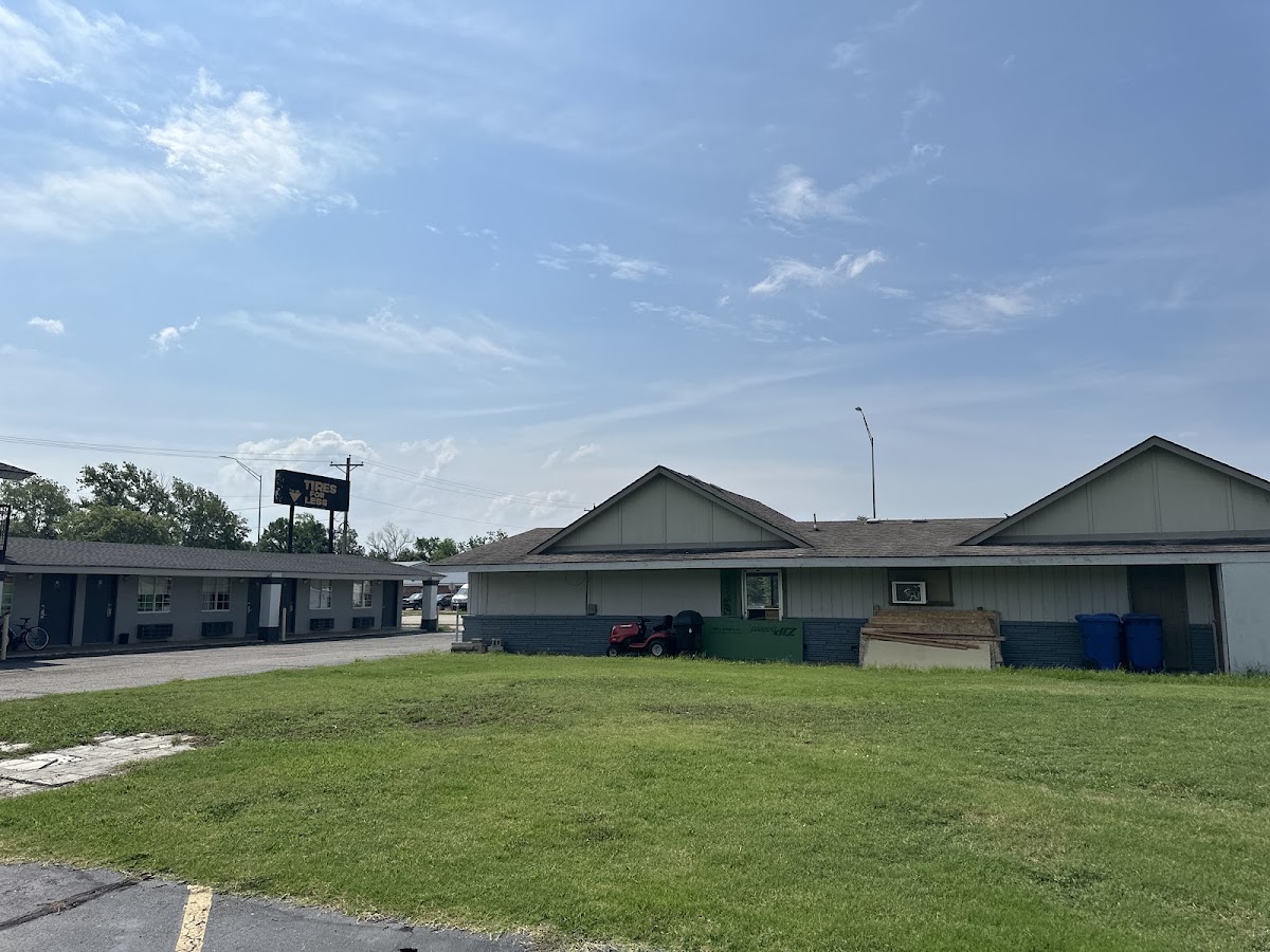 Deluxe Inn & Suites