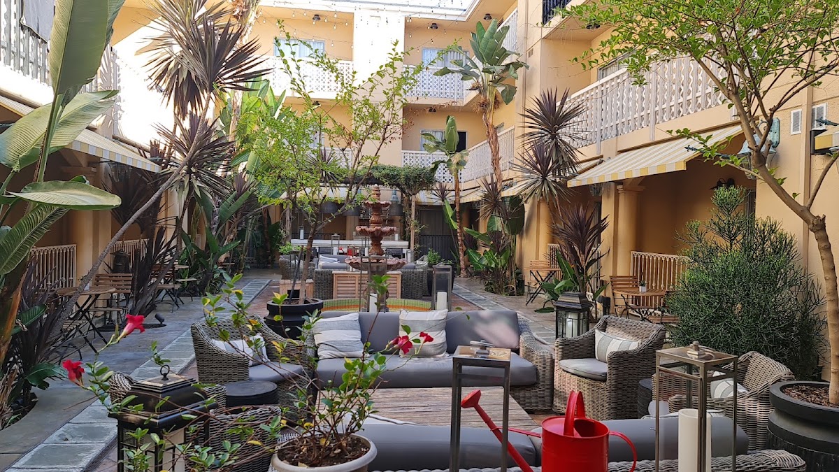 Hollywood Hotel ®