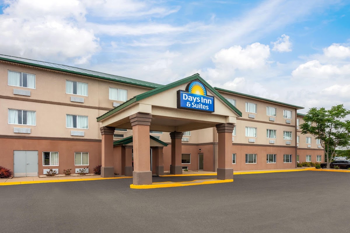 Days Inn & Suites by Wyndham Morris/I-80