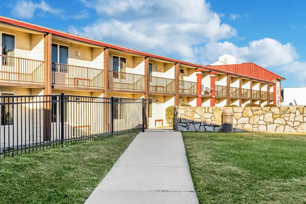 Countryside Suites Kansas City Independence I-70E Sports Complex Hotel