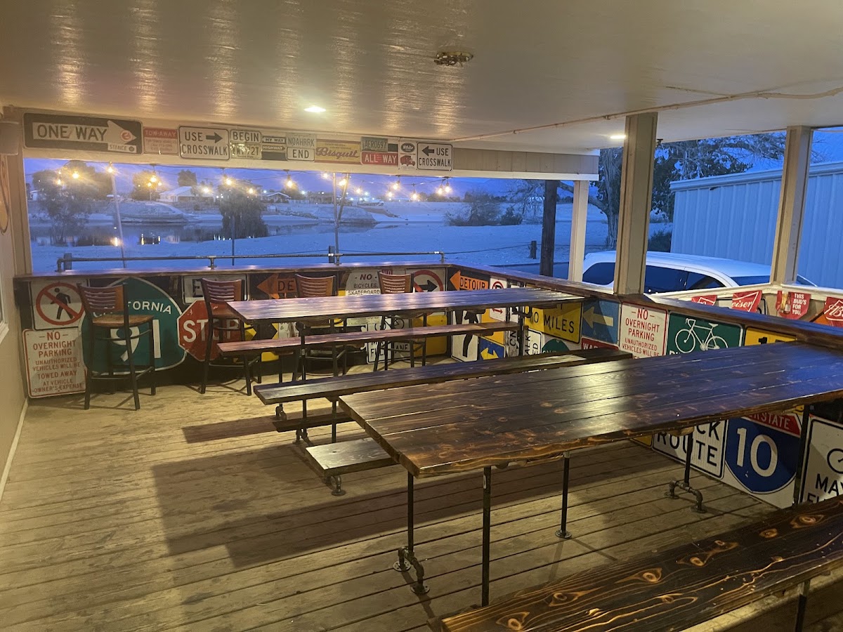 19th Hole Bar & Grill