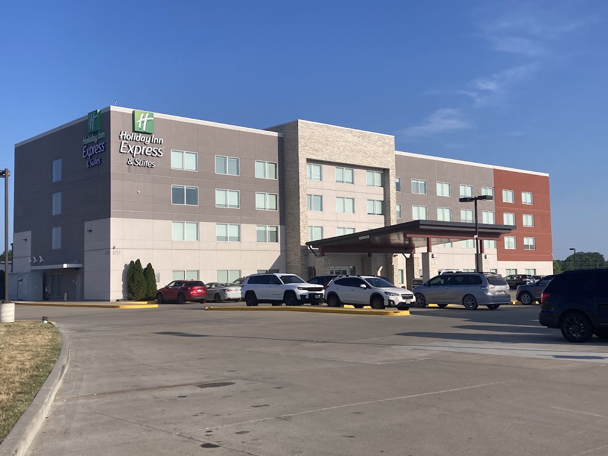 Holiday Inn Express & Suites Kingdom City, an IHG Hotel