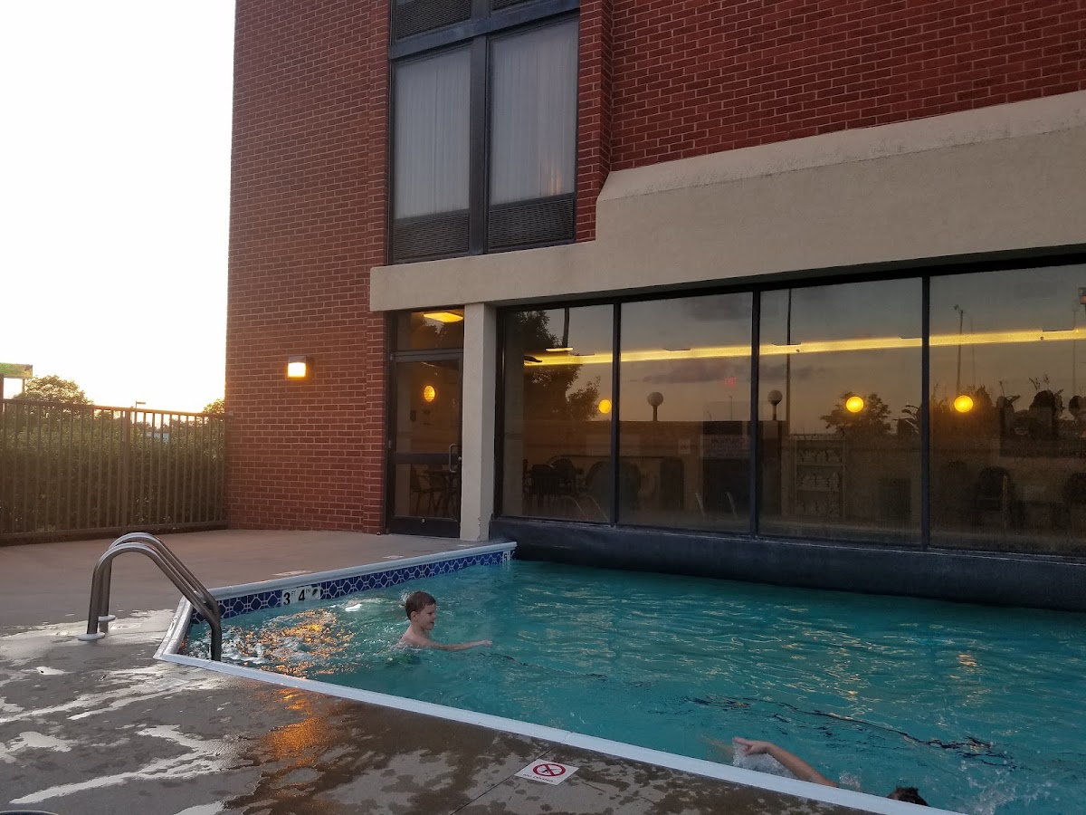 Drury Inn & Suites St. Louis Fairview Heights