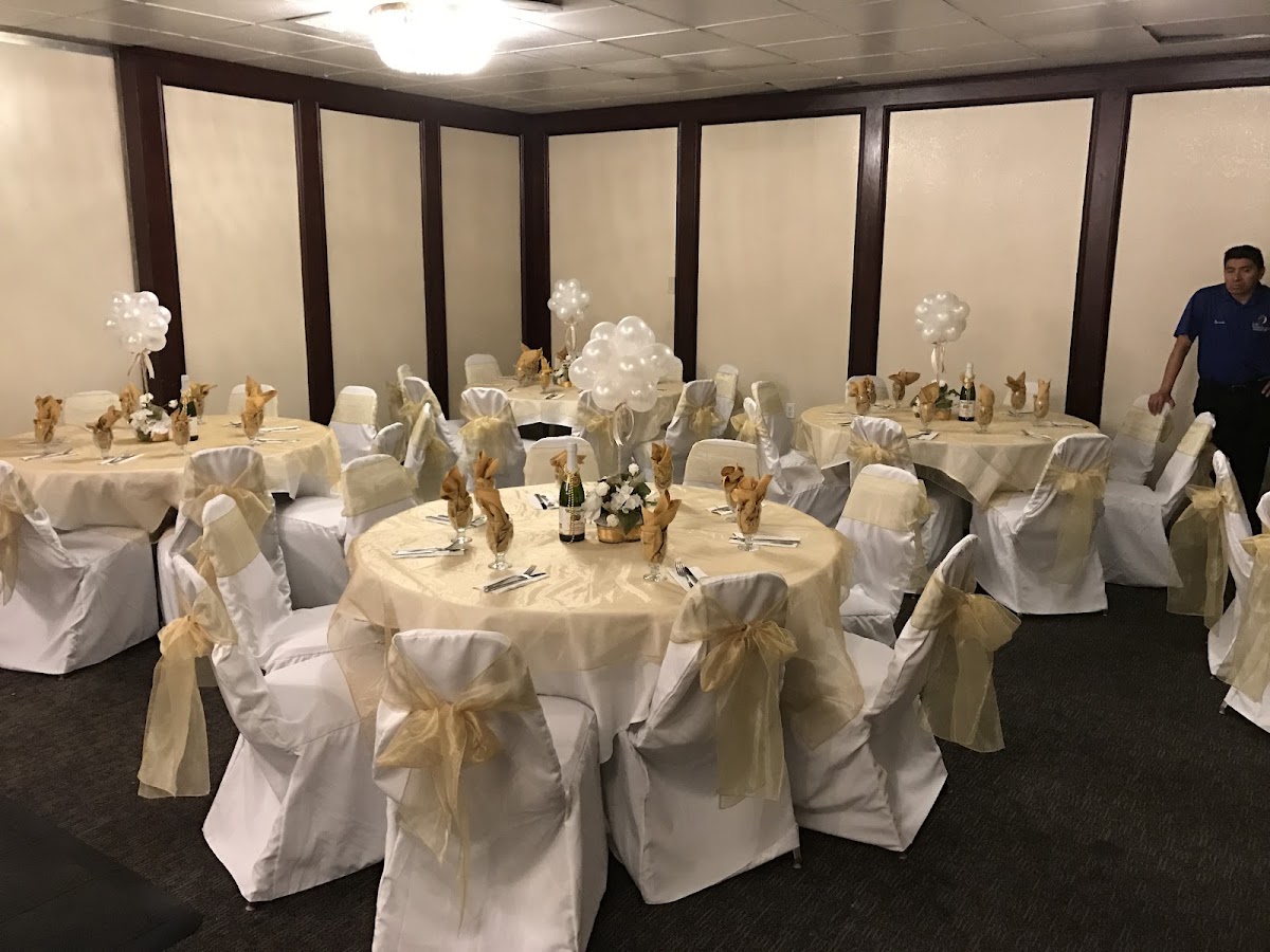 Los Domingos Restaurant and Lounge