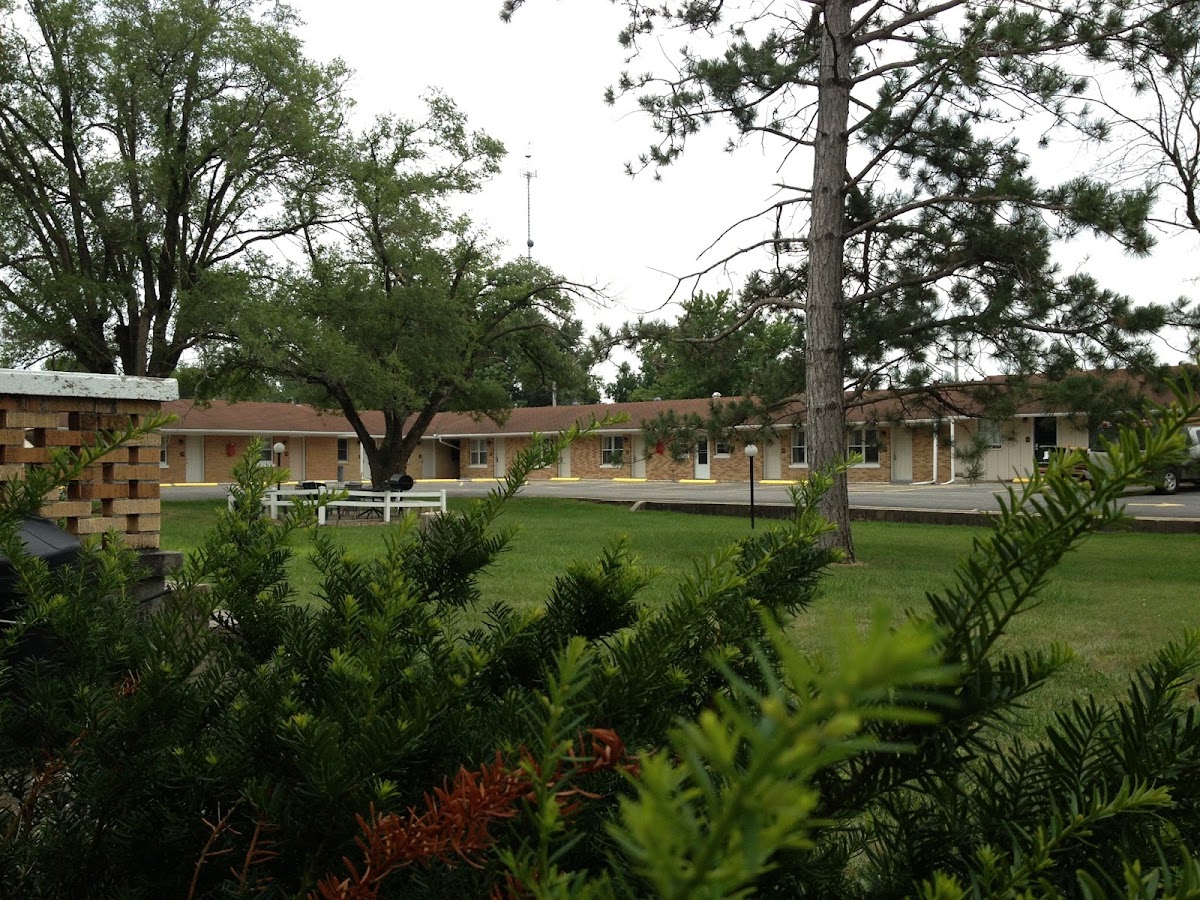 Twin Pine Motel