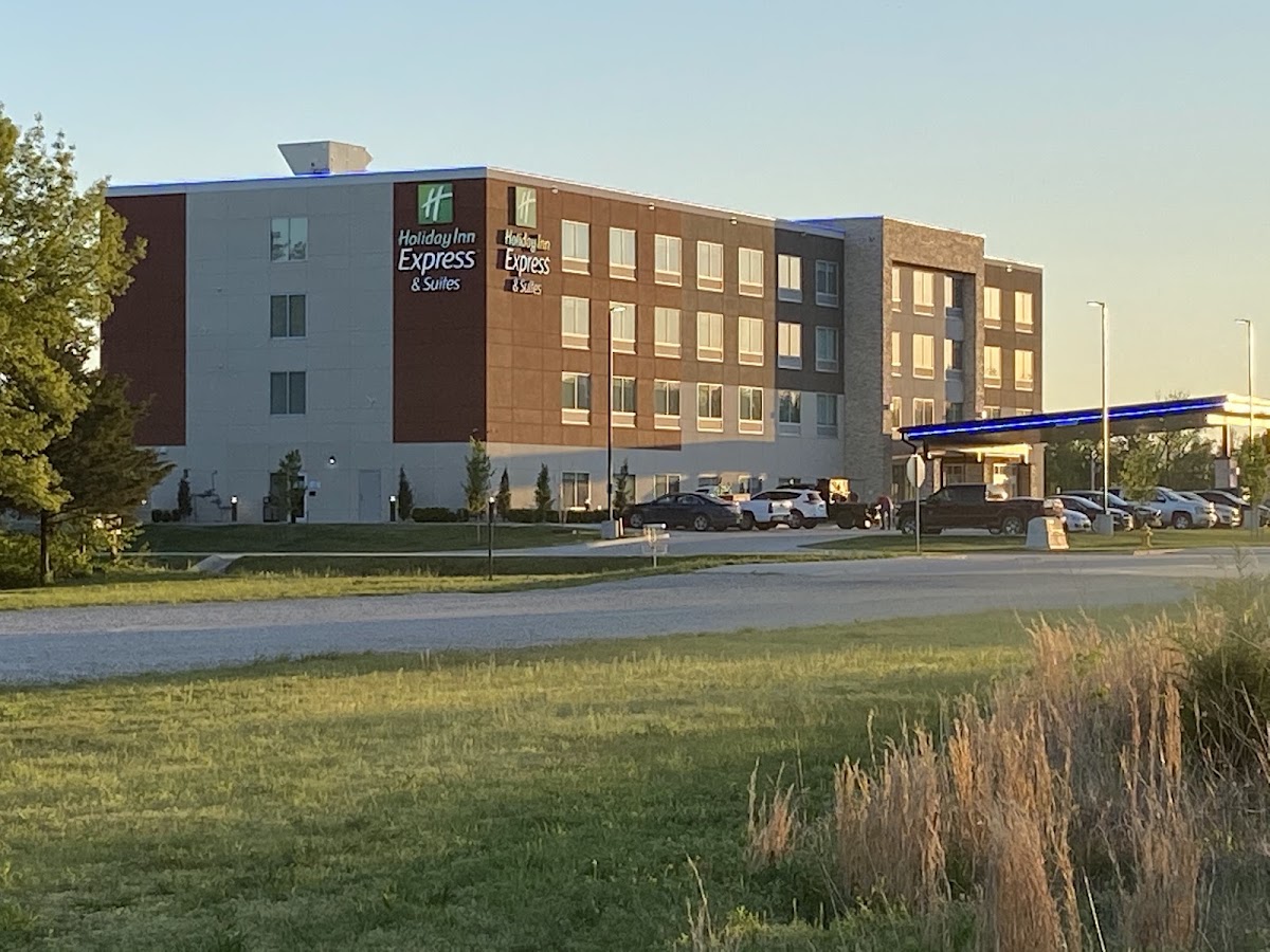 Holiday Inn Express & Suites Parsons