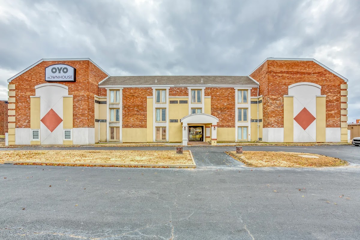 OYO Townhouse Tulsa Woodland Hills