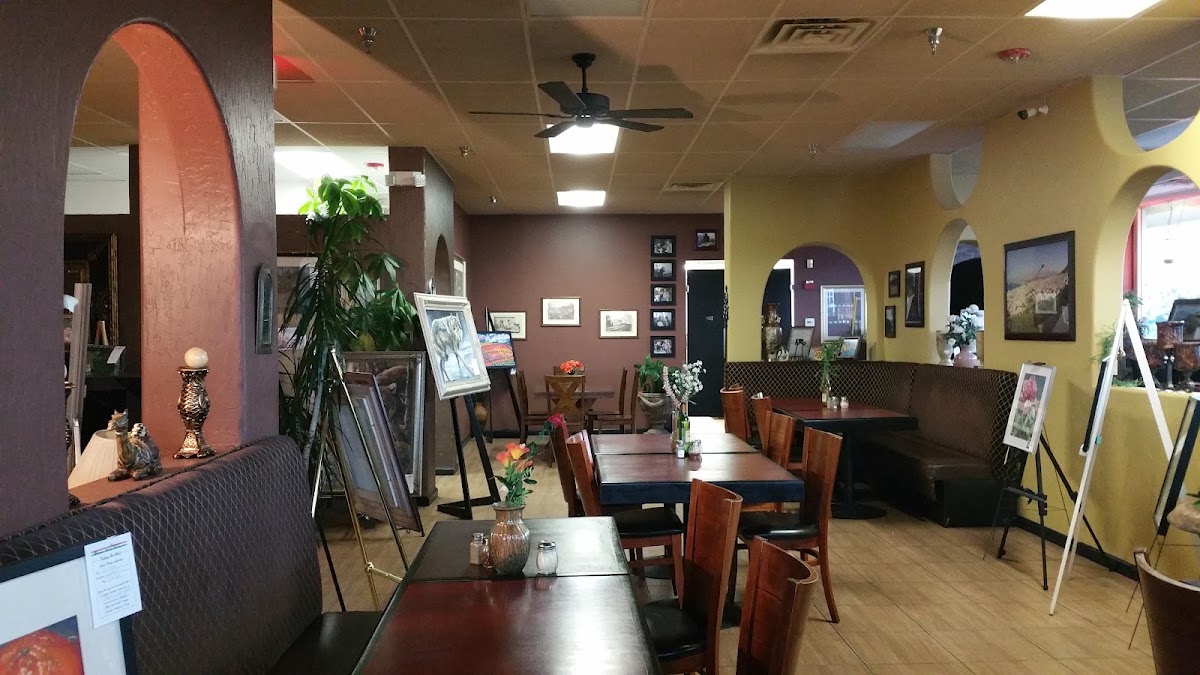 Fina's Giuseppes Italiano Restaurant in Victorville