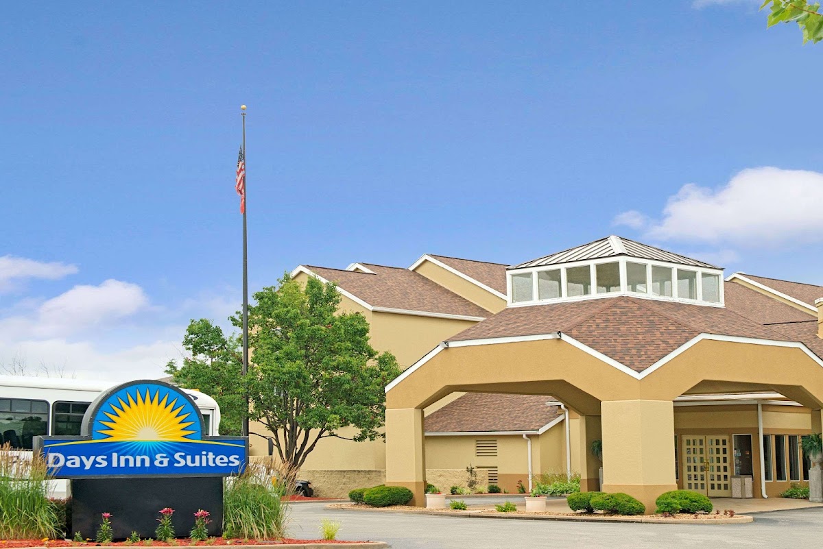Days Inn & Suites by Wyndham St. Louis/Westport Plaza