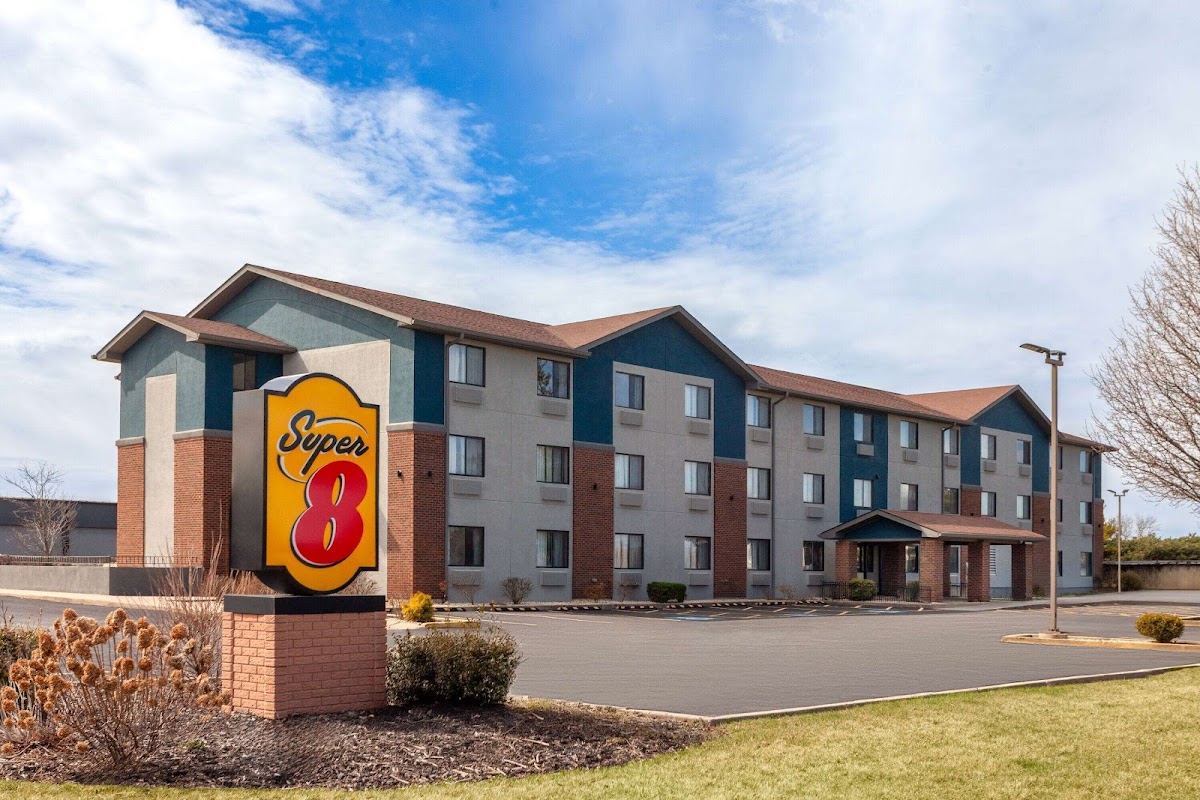 Super 8 by Wyndham Romeoville Bolingbrook