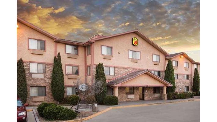 Super 8 by Wyndham Kingman